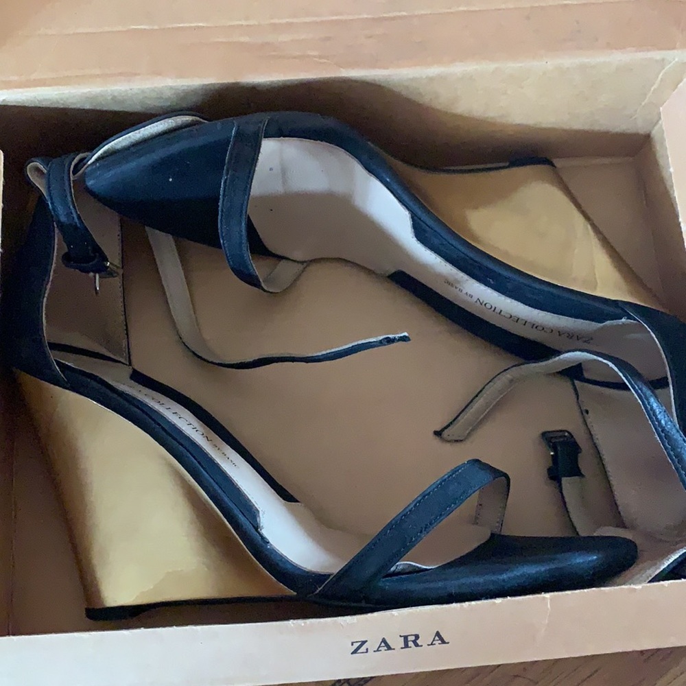 Sandals - Picture 2 of 4